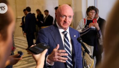 Pentagon uhkaa kutsua senaattori Mark Kellyn takaisin palvelukseen