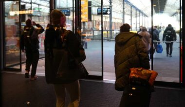 Helsingin päärautatieaseman raskailla tammiovilla huima kysyntä – hankepäällikkö: ”Tarina on hintaa tärkeämpi” | Uusimaa