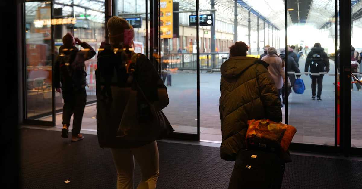 Helsingin päärautatieaseman raskailla tammiovilla huima kysyntä – hankepäällikkö: ”Tarina on hintaa tärkeämpi” | Uusimaa