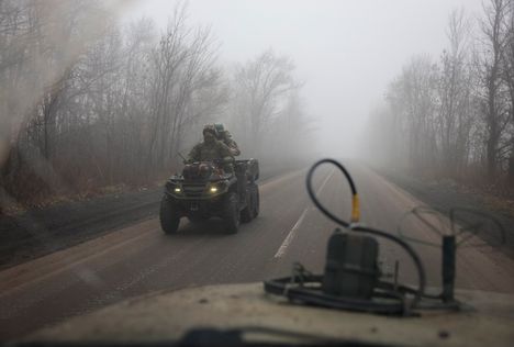 Ukrainalaissotilaat ajoivat mönkijällä lähellä Pokrovskin etulinjaa Donetskissa sunnuntaina.