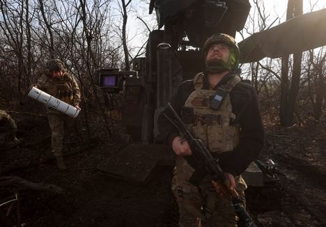 148. erillisen tykistöprikaatin sotilaat vahtivat taivasta Venäjän droonien varalta lähellä Pokrovksia. Aseistuksena ukrainalaisilla oli ranskalainen Ceasar-tykistöjärjestelmä.