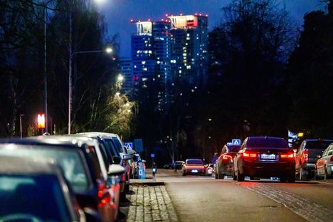 Kulosaaren metroasema on idän suunnasta saapuvien autoilijoiden suosiossa, koska Kulosaaren puistotielle voi ainakin vielä pysäköidä maksutta ja ilman aikarajoitusta. Tilanne voi muuttua, jos Helsinki laajentaa maksullista asukaspysäköintiä Kulosaareen.