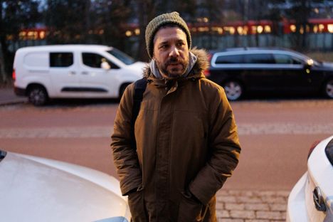 Loviisalainen Samuel Abaijon käy Helsingissä kerran viikossa. Hän alkaa otsa rypyssä miettiä, minne autonsa laittaa, jos Kulosaaren puistotie pyhitetään asukaspysäköinnille.