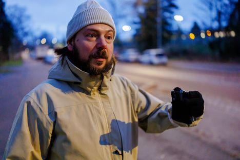 Asukas Toni Harjun mielestä asukaspysäköinnin laajentaminen esimerkiksi Kulosaaren puistotielle on ihan hyvä idea.