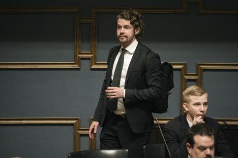 Perustuslakivaliokunnan puheenjohtajan Heikki Vestmanin mukaan lakiesityksessä Verohallinnon toimivaltaa ei tarkkaan rajattu ja epäselväksi jäi, millä perusteilla verottaja voisi pyytää pankeilta kansalaisten tilitietoja.