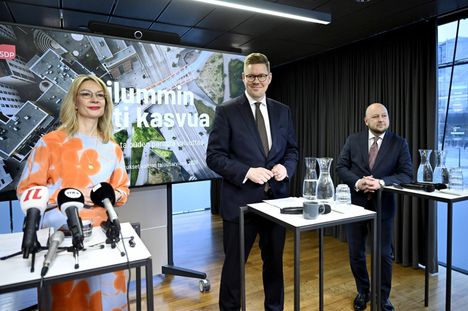 Sdp:n eduskuntaryhmän puheenjohtaja Tytti Tuppurainen, puheenjohtaja Antti Lindtman ja talousvastaava, kansanedustaja Joona Räsänen esittelivät Sdp:n vaihtoehtobudjetin.