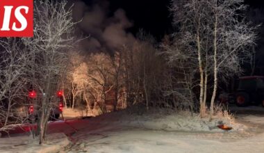 Omakotitalo ilmiliekeissä Utsjoella – kaksi ihmistä ja koira pelastautui