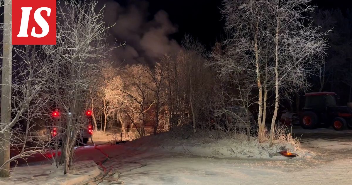 Omakotitalo ilmiliekeissä Utsjoella – kaksi ihmistä ja koira pelastautui