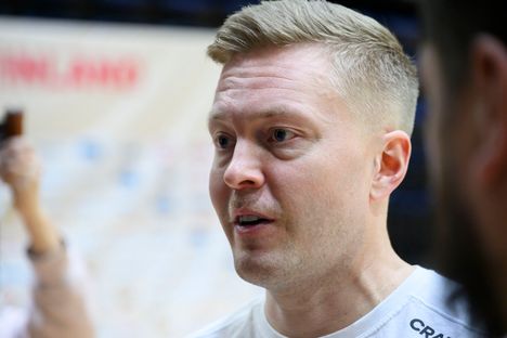 Lassi Tuovi vastaili median kysymyksiin tiistaina Urhea-hallissa.