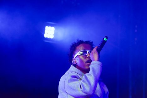 Räppäri Shrty, oikealta nimeltään Rashid Mohamed, esiintyi Kankaanpään lukiolaisille ja yläkoululaisille 14. elokuuta 2025. Arkistokuva Flow Festivaleilta.