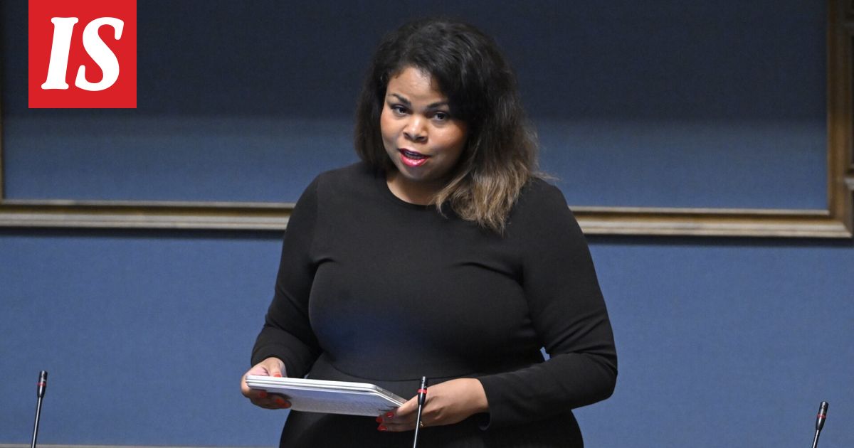 Fatim Diarra: ”Kalukuvia” lähettävien miesten somenkäyttöä tulisi rajoittaa