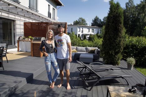 Lotta Harala ja Matias Myttynen kuvattiin kotinsa terassilla kesällä 2020.