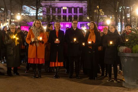Suzanne Innes-Stubb (2. oik.) piti puheen kynttiläkulkueessa.