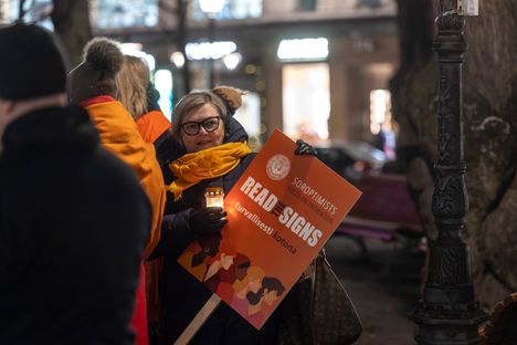 Hiljainen kynttiläkulkue Helsingin Esplanadin puistossa.