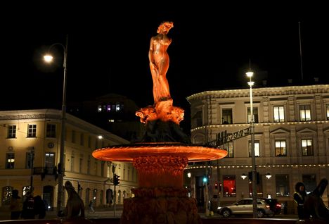 Havis Amandan patsas valaistiin oranssiksi YK:n Oranssit päivät -kampanjan kunniaksi.