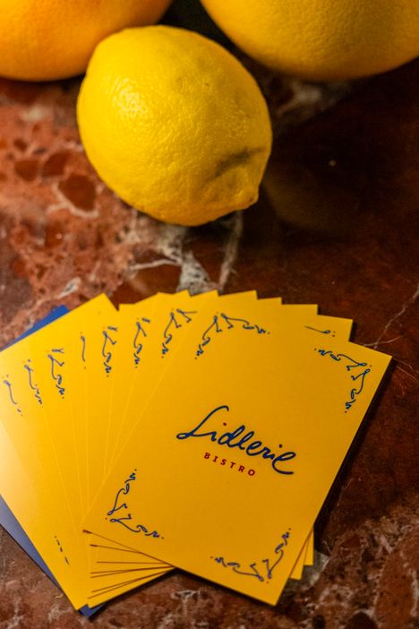 Pöydissä oli keskusteluaiheilla varusteltuja kortteja.