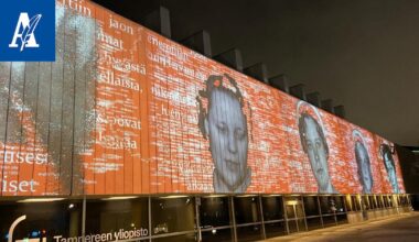 Tampereen yliopiston Päätalo loistaa oranssina – Tämä on syy erikoiseen valaistukseen