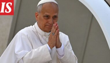 Paavi Leo siunasi juhlivan väkijoukon