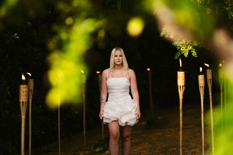 Ennen viimeistä iltanuotiota Inka viihtyi kylpyammeessa läheisissä tunnelmissa sinkku-Timin kanssa.