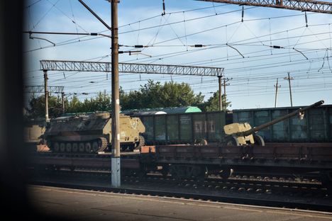 Sotilaskalustoa Ukrainassa matkalla rintamalle kesällä 2022.