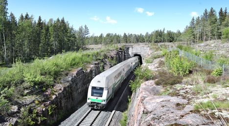 Jotkut rautatietunnelit ovat niin nafteja, ettei ylimääräistä tilaa juuri ole. Kuva on Helsinki–Turku-radan tunnelista Siuntiossa.