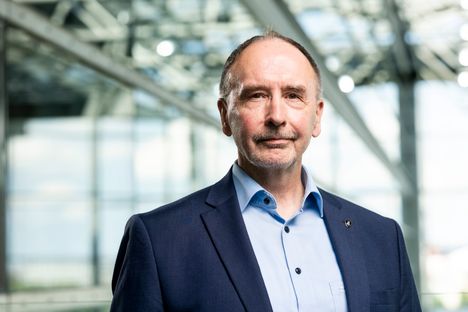 Pekka Toverin mukaan infrastruktuuriin tehtävät parannukset hyödyttävät ennen kaikkea siviilejä.