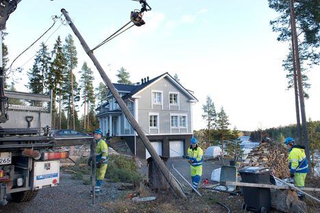 Myrskyt katkaisevat paitsi sähköjä niin voivat aiheuttaa tuhoja myös tele- ja viestiliikenteeseen. Kuvassa korjataan Eino-myrskyn tuhoha Ylöjärvellä marraskuussa 2013.