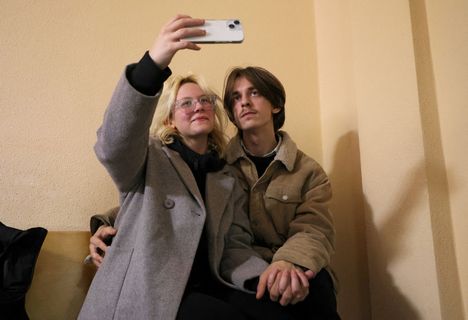 Diana Loginova ja Aleksandr Orlov ottivat selfien ennen kuin heidät vietiin uudelleen oikeuden eteen Pietarissa lokakuun lopussa.