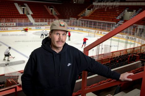 Jokisella riittää jumppaamista HIFK:n pelin kanssa.