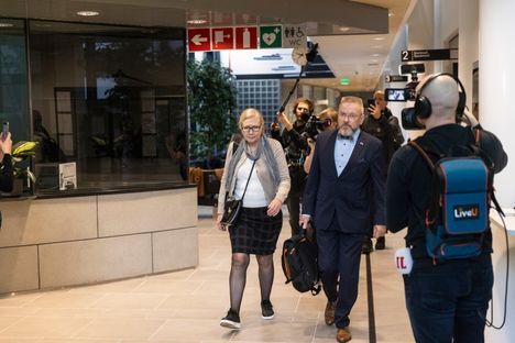 Media on seurannut tiiviisti oikeudenkäyntiä. Anneli Auer saapui oikeuteen avustajansa Markku Fredmanin kanssa.