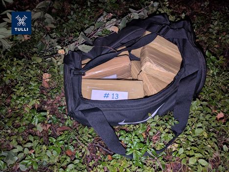 Tullin takavarikoimaa kokaiinia urheilukassissa.
