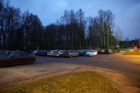 Oittaan hiihtolatujen viereinen parkkipaikka täyttyy arkenakin autoista.