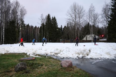 Oittaan ladut saivat kehuja, vaikka vihreä nurmi reunustaa vielä latua.