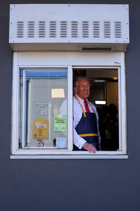 Pikaruoka on aina ollut läheisesti läsnä Donald Trumpin elämässä. Presidentinvaalikampanjan viimeisinä päivinä Trump kampanjoi hampurilaisravintolan autokaistalla Pennsylvaniassa.