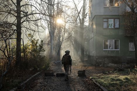 Ukrainalainen sotilas kävelee Kostjantinivkan etulinjakaupungissa pohjoisessa Donetskissa.