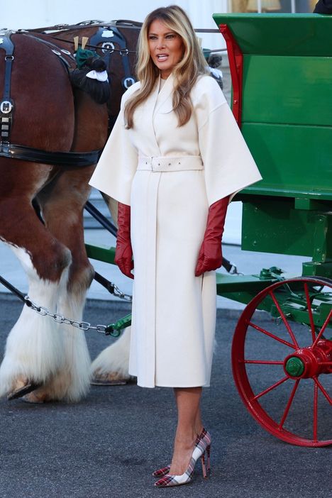 Melania Trumpilla oli jouluisin värein verhoillut korkokengät, punaiset varsihanskat ja näyttävä, valkoinen takki.