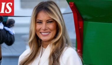 Melania Trump otti vastaan joulukuusen