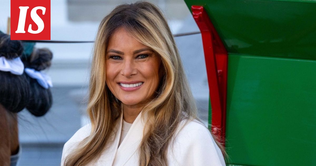 Melania Trump otti vastaan joulukuusen