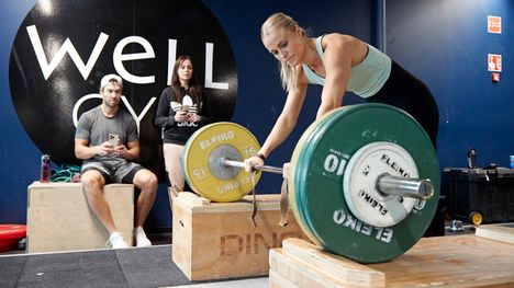 Matias Mynkkynen (vas.) ryhtyi puolisonsa Lotta Haralan (oik.) valmentajaksi vuonna 2024. Haralan ja Myttisen valmennussuhteen mahdollisesta jatkosta ei ole tietoa.