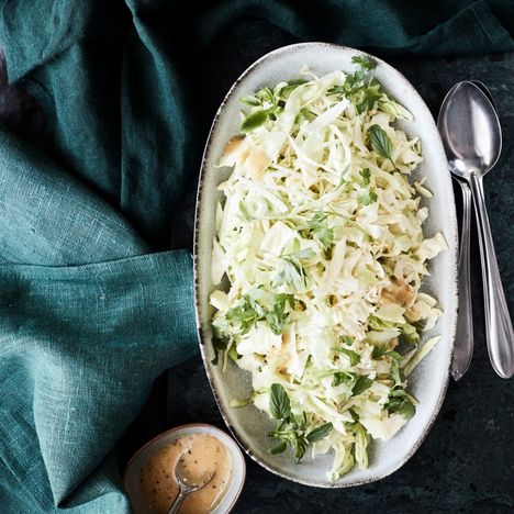 Sesongin edukkaasta kaalista valmistuu muun muassa iso satsi salaattia.