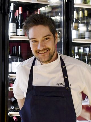 Kokki ja ravintoloitsija Henri Alén suosii sesongin aineksia keittiössä.