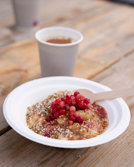 N4kun joulupuurosta tuli hitti Tuomaan markkinoilla jouluna 2023 ja puuroa jonotettiin aamusta asti. Tänä vuonna N4ku-ravintolalla on myyntikoju Forumin Kukontorin joulumarkkinoilla.