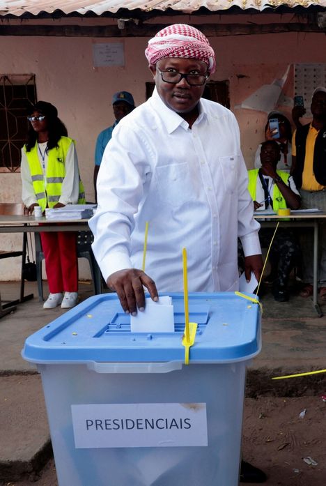 Guinea-Bissaun presidentti Umaro Sissoco Embalo kuvattiin äänestämässä viime sunnuntaina Gabun kaupungissa.