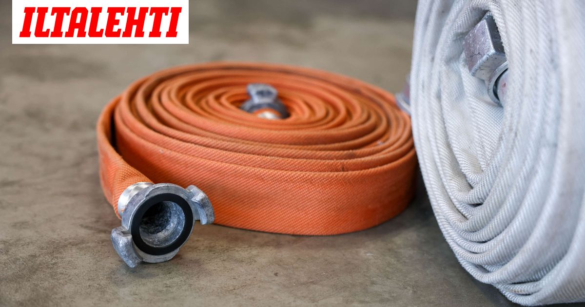 Auto leimahti liekkeihin – Omistaja hyppäsi rattiin