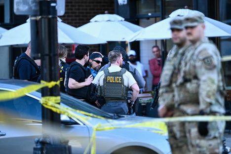 Kaksi kansalliskaartilaista loukkaantui ammuskelussa vakavasti.