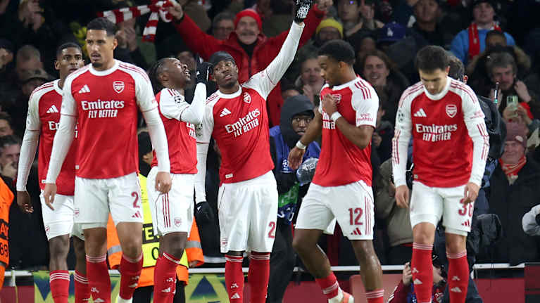 Noni Madueke (kesk.) juhlii Arsenalin voittomaalia Bayernia vastaan 26.11. 2025. 