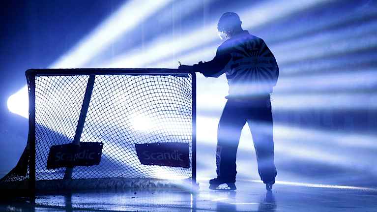 Tuomari luistelemassa.