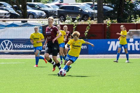 Keltaisella paidalla pelaava Gnistan loikkasi Kakkosesta suoraan naisten pääsarjaan.