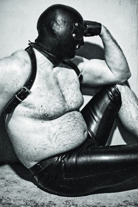 ”Fetisismi ja seksuaalisuus eivät ole vakavaa: ne ovat luonnollisia, kehittyviä ja muuttuvia osia ihmisyyttä ikään katsomatta”, Petteri Koskinen sanoo. Oheinen teoskuva ei ollut mukana Sastamalan näyttelyssä, mutta on samantyylinen siellä esillä olleiden teoskuvien kanssa.