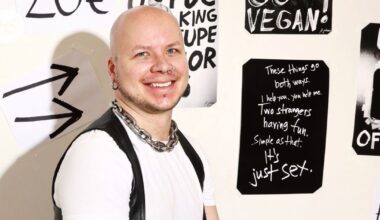 Sastamalan kirjasto poisti fetissitaiteilija Peter Juhanin valokuvia queer-taiteilijoiden näyttelystä marraskuun alussa.